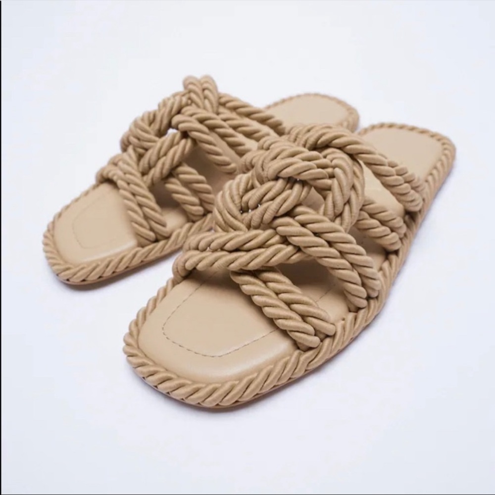 NEW / NEVER WORN 
LOW HEEL KNOTTED ROPE SANDALS
Mink Gray 1/2607/811/085/38